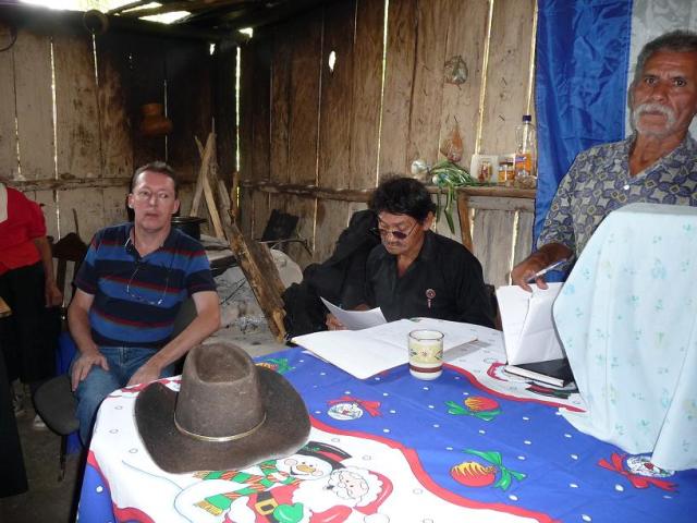 Investigación, El Carmen, Matagalpa 2010. El director Thierry Deronne junto a Pablito Hernández en una reunión de colaboradores históricos, gracias a un enlace de Doris y de Sara Tijerino.